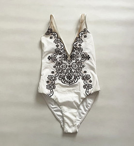 美国奢华大牌2022新款白色刺绣透视v领显身材无胸垫游泳衣女高叉