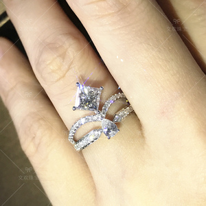 文欢珠宝 1克拉公主方钻石戒指 结婚订婚女戒 时尚皇冠钻戒