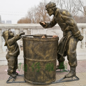 东北民俗烤地瓜雕塑 卖烤红薯打烧饼农夫和小孩雕像 民间仿铜小吃