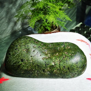 西藏药王石玉原石藏玉摆件藏宝陨玉养生保健藏磁石菜花玉蛇纹石玉