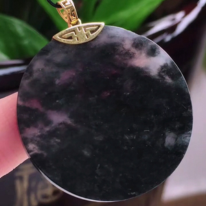 新款18k金扣头冰种深灰色乌鸡种圆形素面无事牌小吊坠鉴定a货翡翠