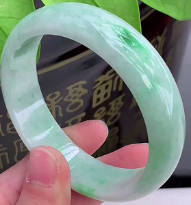 豆种飘绿翡翠手镯