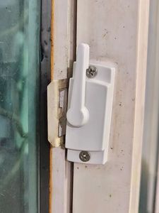 老式门窗锁扣美式月牙锁铝合金平移门锁搭扣塑钢推拉窗户平面勾锁