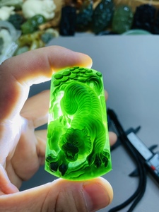 精品岫玉墨玉501虎牌吊坠,全身亚亮如虎添翼,规格60x35厚9.