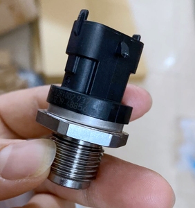 适用江铃宝典陆风宝威高压油泵油轨传感器电磁阀共轨轨压感应器