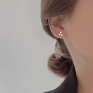 S999足银三颗珍珠耳钉女精致小巧设计耳环小众高级感养耳洞耳饰品