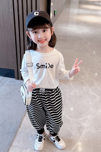 新品2023年女童微笑T恤字母印字母棉料纯白长袖新款洋气时髦春品