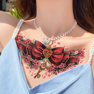 女胸前纹身贴大