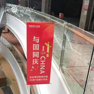 商场玻璃侧旗商场中庭旗杆卖场护栏旗杆铝合金定制卡玻璃缝旗杆