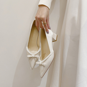白色婚纱婚鞋2024年新款法式结婚新娘鞋伴娘日常可穿珍珠高跟鞋女