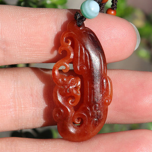 方言精品和田玉新疆老熟如酥红玉鸽血红籽料巧雕仿古龙吊坠挂件n
