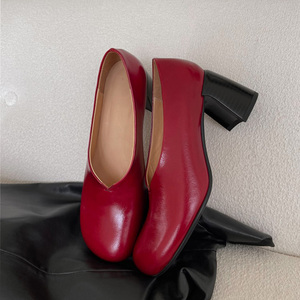 鞋跟高：6.5cm 红色单鞋女设计感小众气质名媛高级粗跟红色高跟鞋