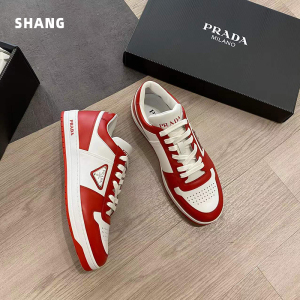 港现 prada 普拉达 白红色倒三角金属标logo运动休闲板鞋男代购vs