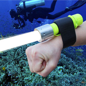 潜水手电筒水下专业强光超亮进口防水夜潜黄光LED养殖抓鱼照螺丝Z