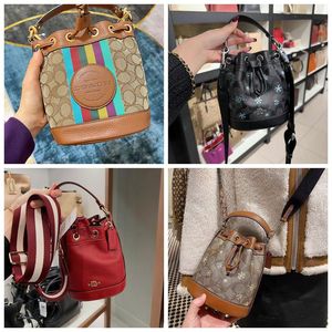 美代COACH蔻驰 女包 抽绳水桶包迷你单肩斜挎Dempsey  C8322 7084