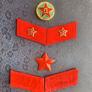六五式帽徽一个领章一对,八五式帽徽一个领章一对退役品