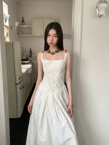新中式刺绣棉质长款露背吊带度假风连衣裙女夏季多巴胺穿搭大摆裙