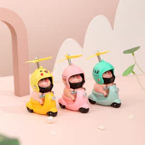 戴头盔小猪电瓶车摆件车载可爱骑摩托猪猪汽车内饰网红电动车装饰