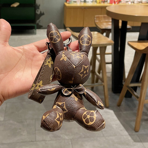 适用lv创意diy皮革老花小牛狗情侣包挂件男女可爱卡通公仔钥匙扣