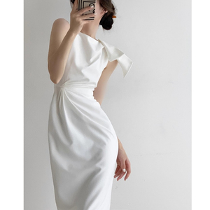【尽显女性魅力】赫本风白色连衣裙法式复古高级感无袖背心小白裙