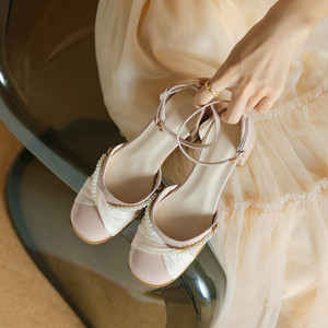 夏季新款仙女风珍珠包头凉鞋女粗跟包后跟一字带女鞋法式中空单鞋