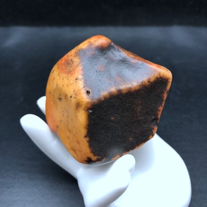 新疆克拉玛依戈壁地表黑油皮精品老皮沙漠漆天然造型原石手把件-3