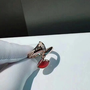 18k玫瑰金宝格丽戒指扇形带钻红玉髓女士指环