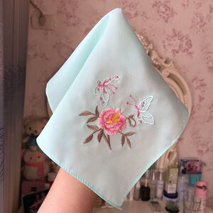 柔软舞蹈大红色表演跳舞纪念品儿童节演出景区海棠花刺绣手帕丝绸