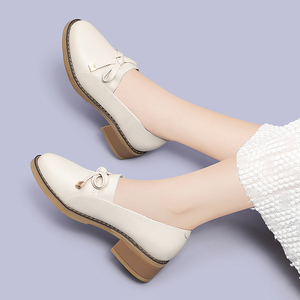 白色小皮鞋女士春秋2024年新款休闲真皮薄款软底大脚中跟圆头单鞋