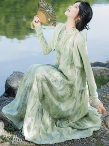 今年好看的漂亮新中式国风挂脖连衣裙女薄荷曼波风碎花裙绿色套装