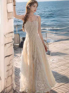 高级感钻链羽毛吊带连衣裙女法式海边度假超仙收腰显瘦白色长裙子