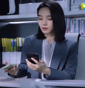 暴风眼代斯苗霏同款浅灰色衬衫银色领带装饰气质衣服雪纺职业ol新