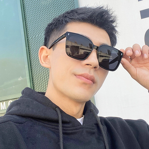 青年墨镜