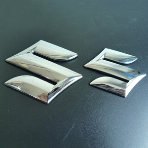 适用铃木维特拉锋驭骁途中网标启悦天语雨燕前车标新奥拓后s字标