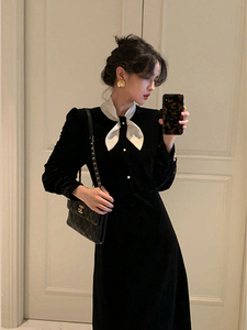 赫本法式连衣裙女2024春季新款修身丝绒小黑裙蝴蝶结领带设计感