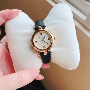 代购gucci古驰手表女黑金优雅镶钻贝母盘蓝宝石真皮女表ya141505