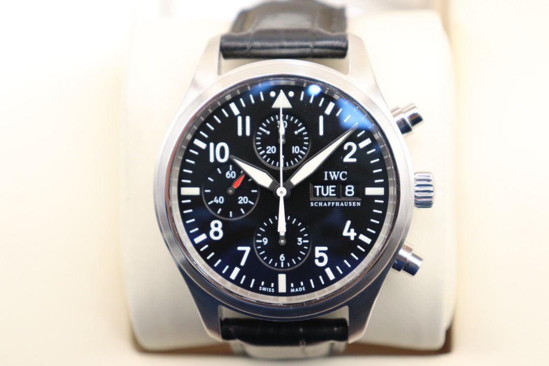 万国飞行员系列男表,万国飞行员系列算是什么档次的?二手能卖多少钱