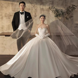 新款夏季影楼室内主题拍摄韩式婚纱摄影简约抹胸白色缎面蓬蓬礼服