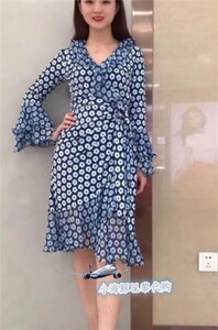 正品代购 DVF 19春夏蓝色印花荷叶边拼接真丝度假裹身连衣裙