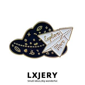 LXJERY 探索更多太空折纸飞机胸针 天文金属徽章 书包装饰衣领针
