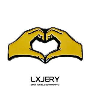 lxjery 比心手势胸针 心里有你金属徽章 创意书包装饰衣领别针