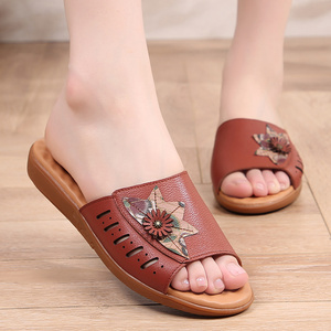 夏天真皮小码33中老年人凉拖软底防滑妈妈拖鞋34平底老人奶奶皮拖