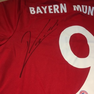 【球范体育】独家拜仁慕尼黑球星莱万多夫斯基签名球衣