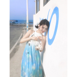 AN Maiden 多巴胺蓝白印花吊带无袖连衣裙女夏季宽松亮片褶皱长裙