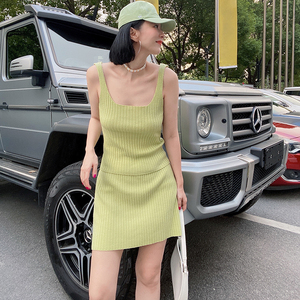 kim可乐金 纯羊毛du家定染牛油果绿色套装女针织(背心/短裙)