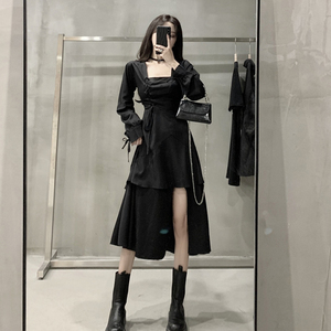 暗黑系女装赫本风连衣裙秋2023年新款收腰性感显瘦黑色不规则裙子