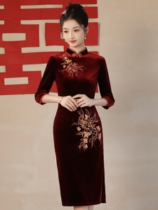 丝绒旗袍妈妈绣花2024年新款改良金丝绒小个子中长款喜婆婆婚宴装