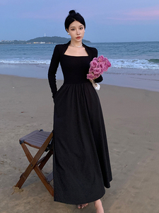 法式赫本风黑色修身长袖连衣裙女装2024新款早秋冬季高级感长裙子
