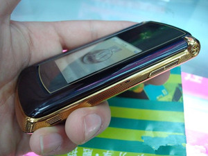 正品包邮 motorola/摩托罗拉 v8 经典超薄商务学生老年机翻盖手机