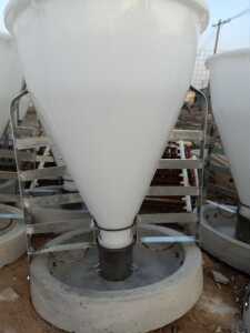 猪槽塑料漏斗式水泥底盘70*55*96食槽100公斤物流配货运费自理
